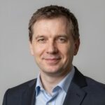 Профессиональный портрет уверенного российского бизнесмена на размытом фоне для обзора легальных букмекеров
