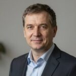 Портрет уверенного российского бизнесмена в студии для обзора легальных букмекеров с экспрессами